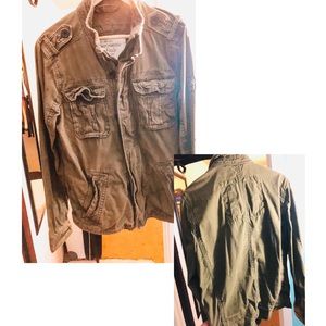 Men’s lightweight olive green jacket.
